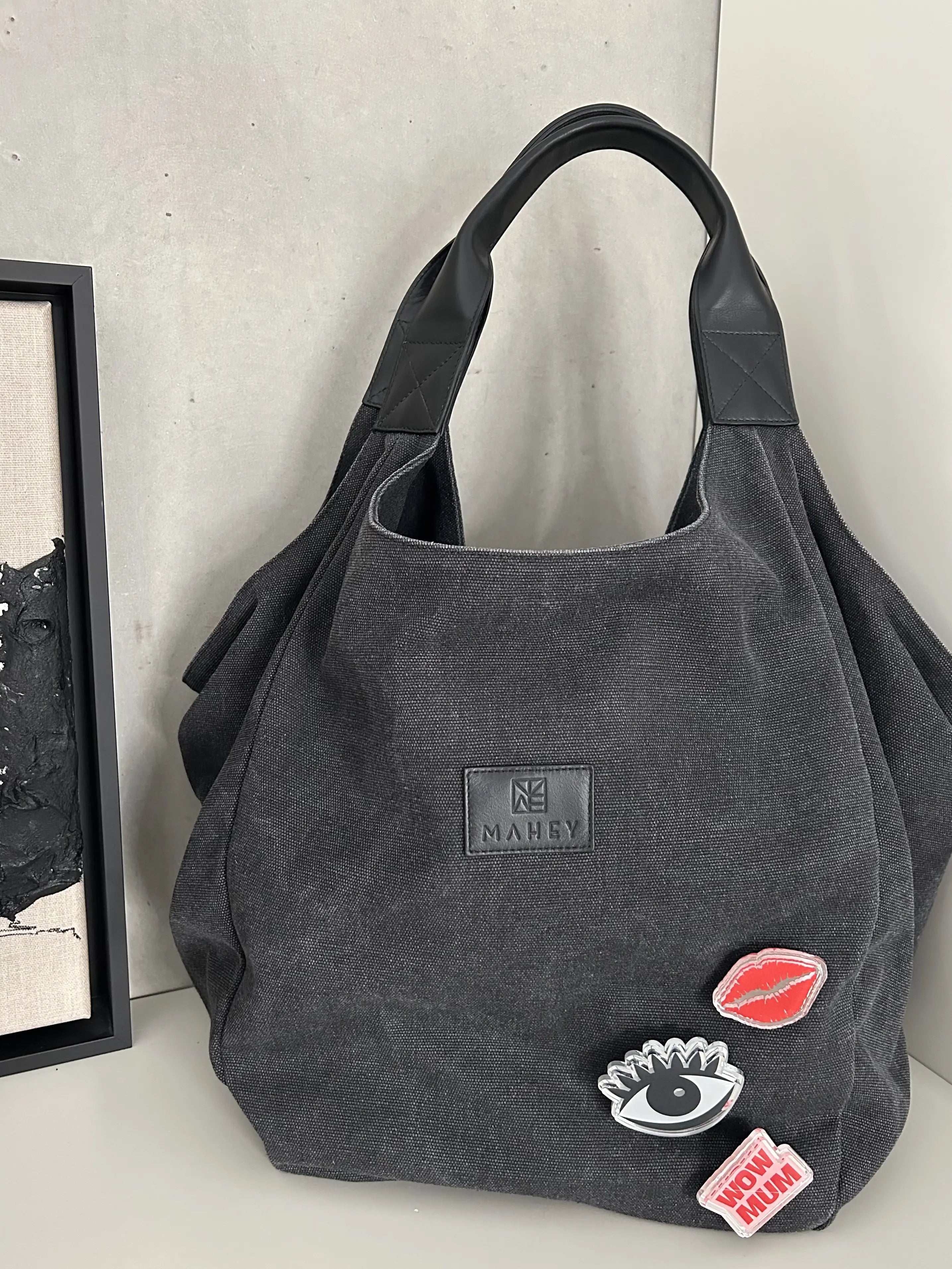 MIRROR BAG PIN – RED KISS