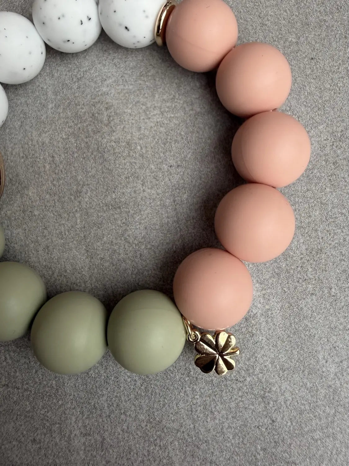 LUCKY VIBES – SCHLÜSSELANHÄNGER-ARMBAND